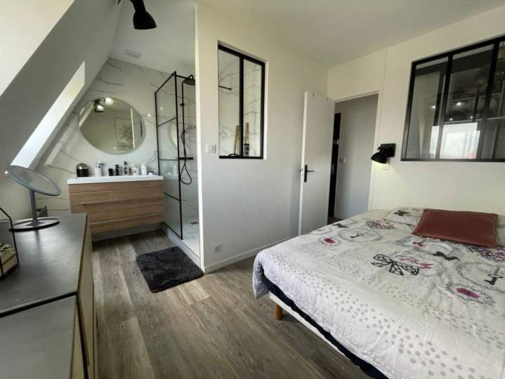 Chambre à coucher moderne avec salle de bain ouverte attenante, Montfermeil