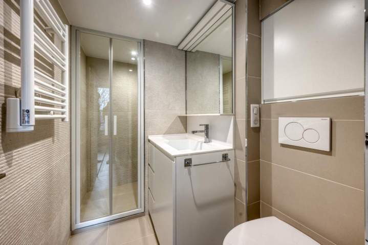Salle de bains aménagée avec douche, lavabo, sèche-serviettes, miroir et toilettes, Montfermeil