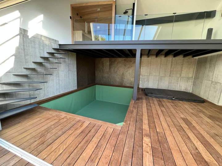 Terrasse aménagée sous mezzanine avec piscine, Montfermeil