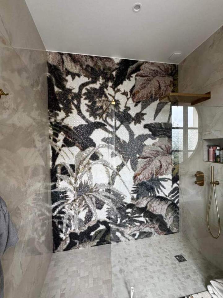 Salle de bains en mosaïques avec une grande paroi de douche en verre, Montfermeil