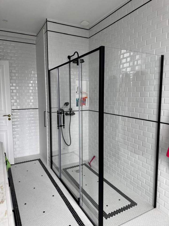 Salle de bains carrelée avec cabine de douche en verre, Montfermeil