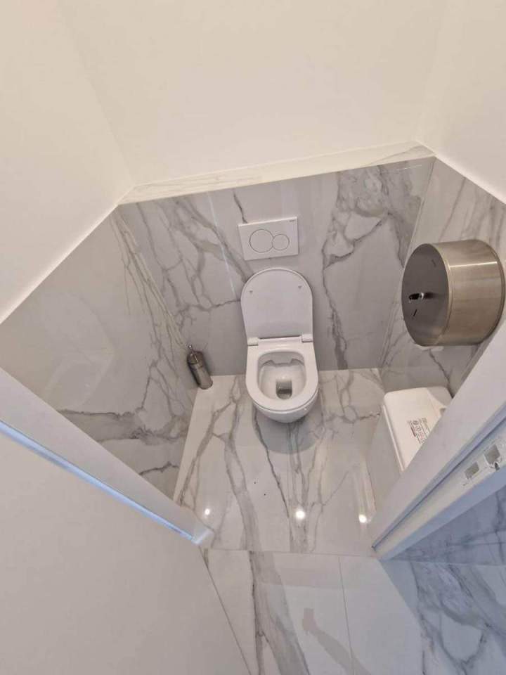 Coin toilettes épuré et lumineux, Montfermeil