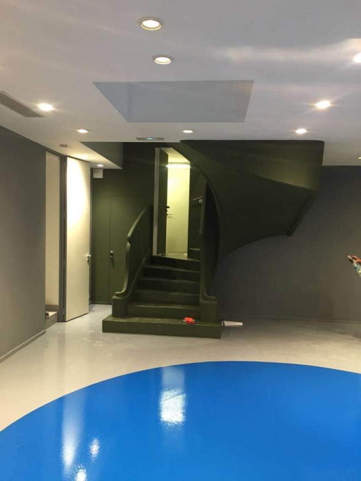 Intérieur moderne avec escalier design et sol en résine, Montfermeil