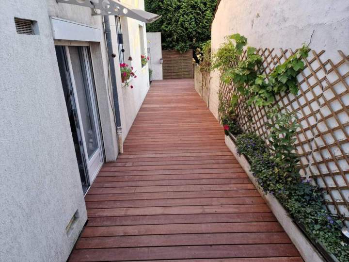 Terrasse en bois aménagée dans un espace extérieur étroit, Montfermeil 
