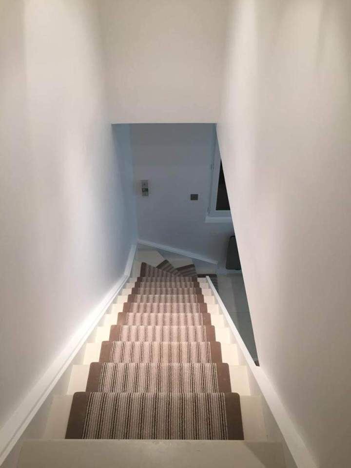 Escalier avec chemin de moquette rayé, Montfermeil