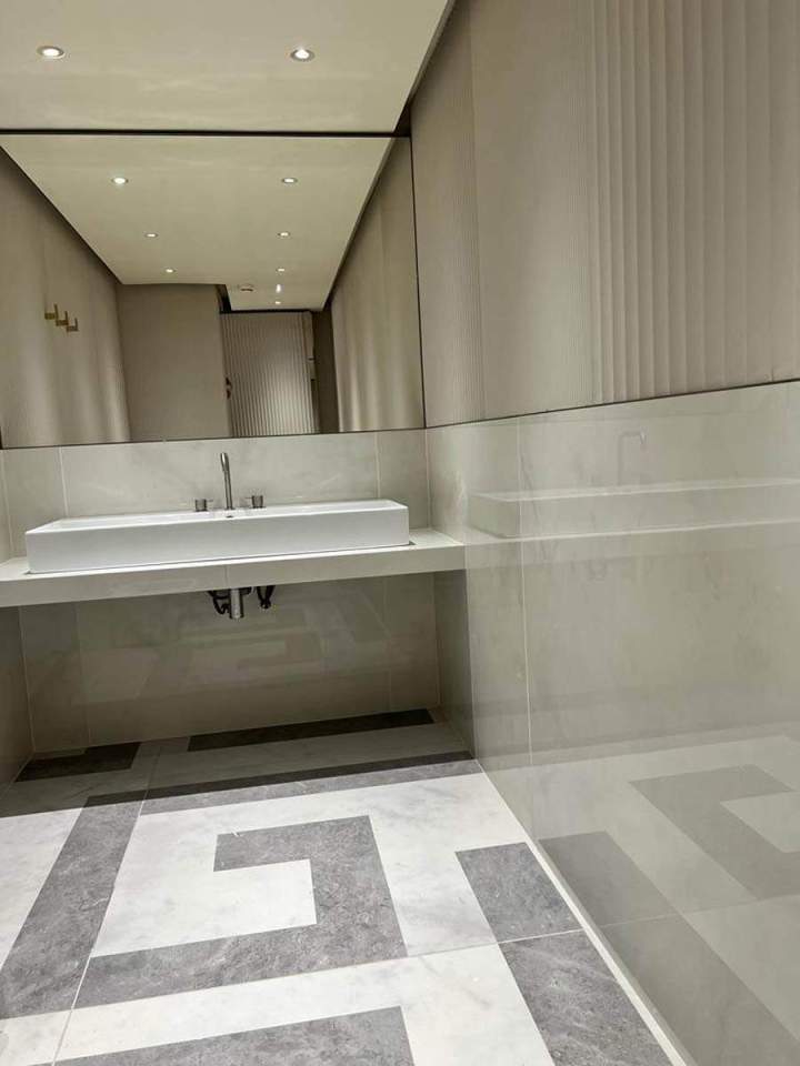 Salle de bains carrelée avec lavabo et miroir, Montfermeil